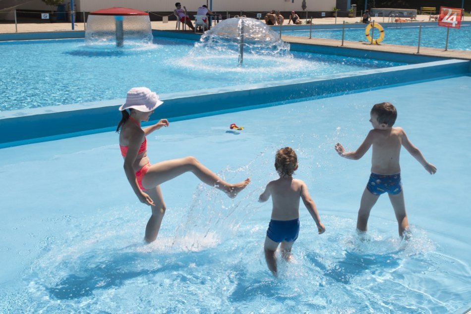 Ilustračný obrázok k článku Bratislavské kúpaliská otvárajú letnú sezónu. Kedy si budete môcť zaplávať v bazénoch?