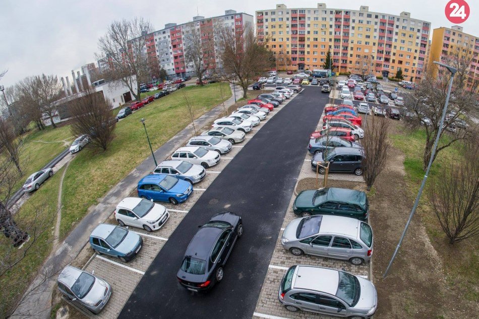Ilustračný obrázok k článku Parkovanie v Bratislave ponovom: Poplatok za prvé auto má byť 49 eur, potvrdil Matúš Vallo